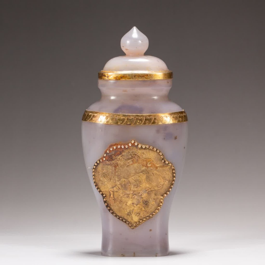 A Qing Dynasty agate-wrapped gold vase: Liao Dynasty agate gold vase SIZE: L: 7.5cm W: 4.5cm H: 15cm W: 250g (The Dimensions Of All Batches Are Manually Measured.If You Need More Detailed Information, Please Contact Our Customer Service Bef