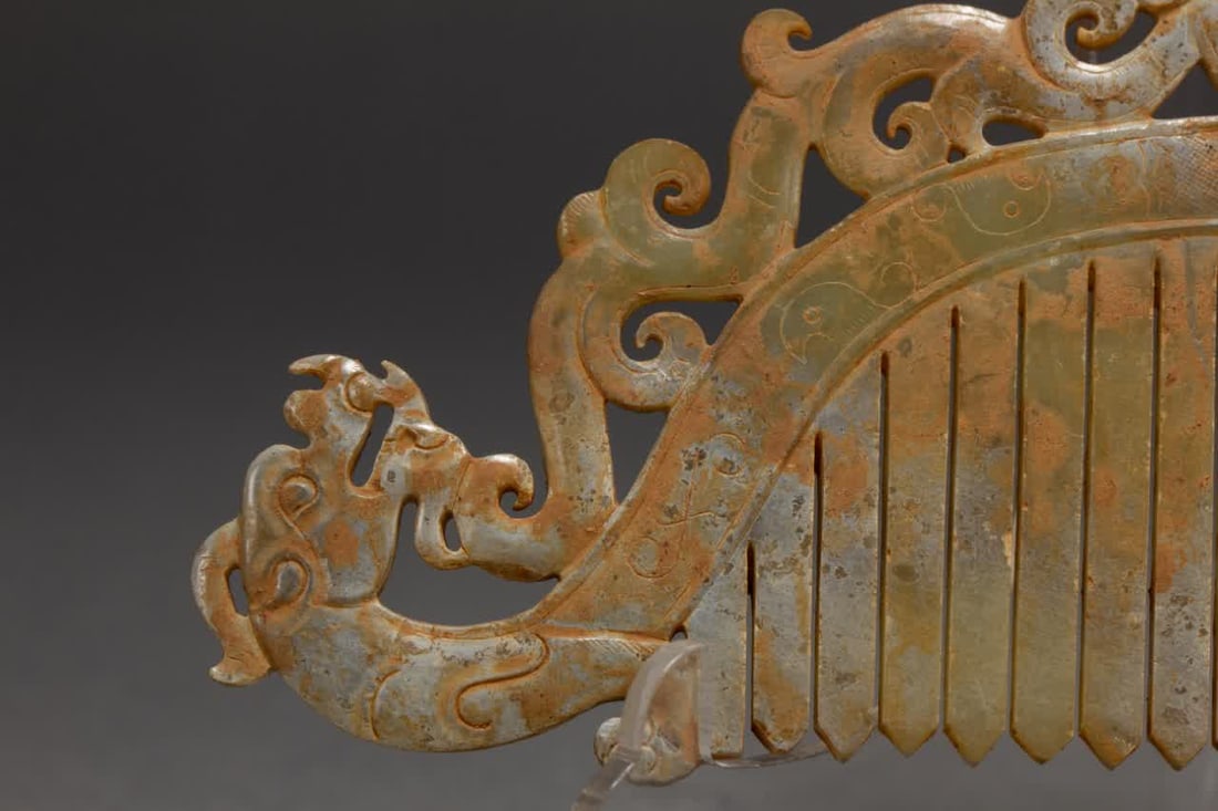 An ancient jade comb - 2