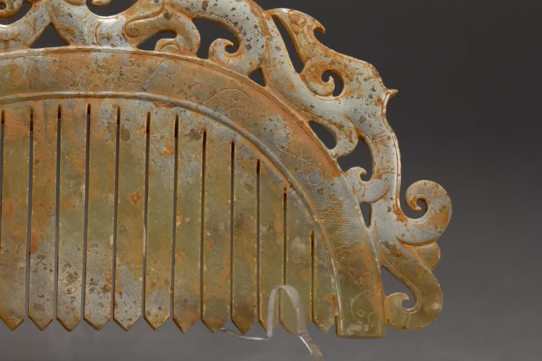 An ancient jade comb - 4