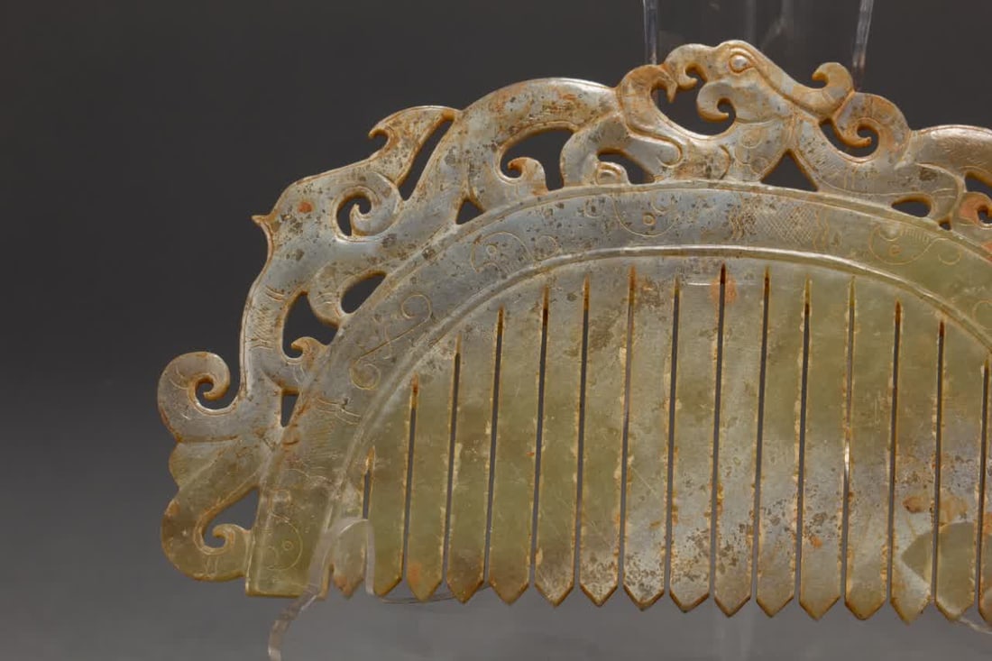 An ancient jade comb - 7
