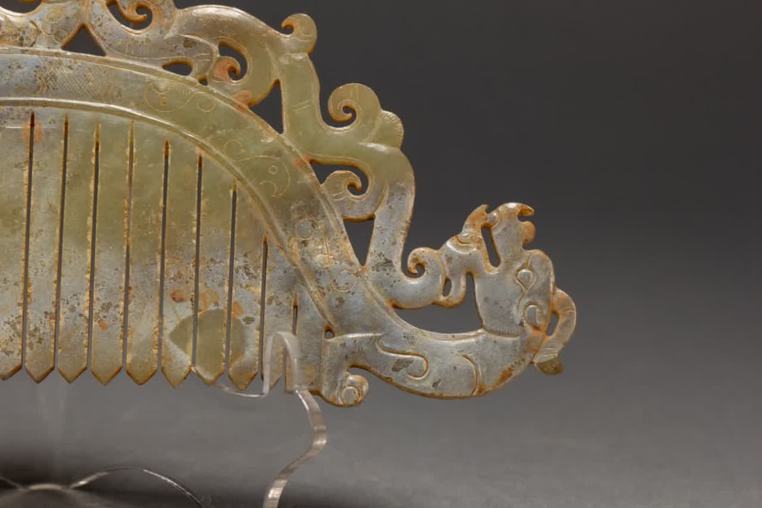An ancient jade comb - 9
