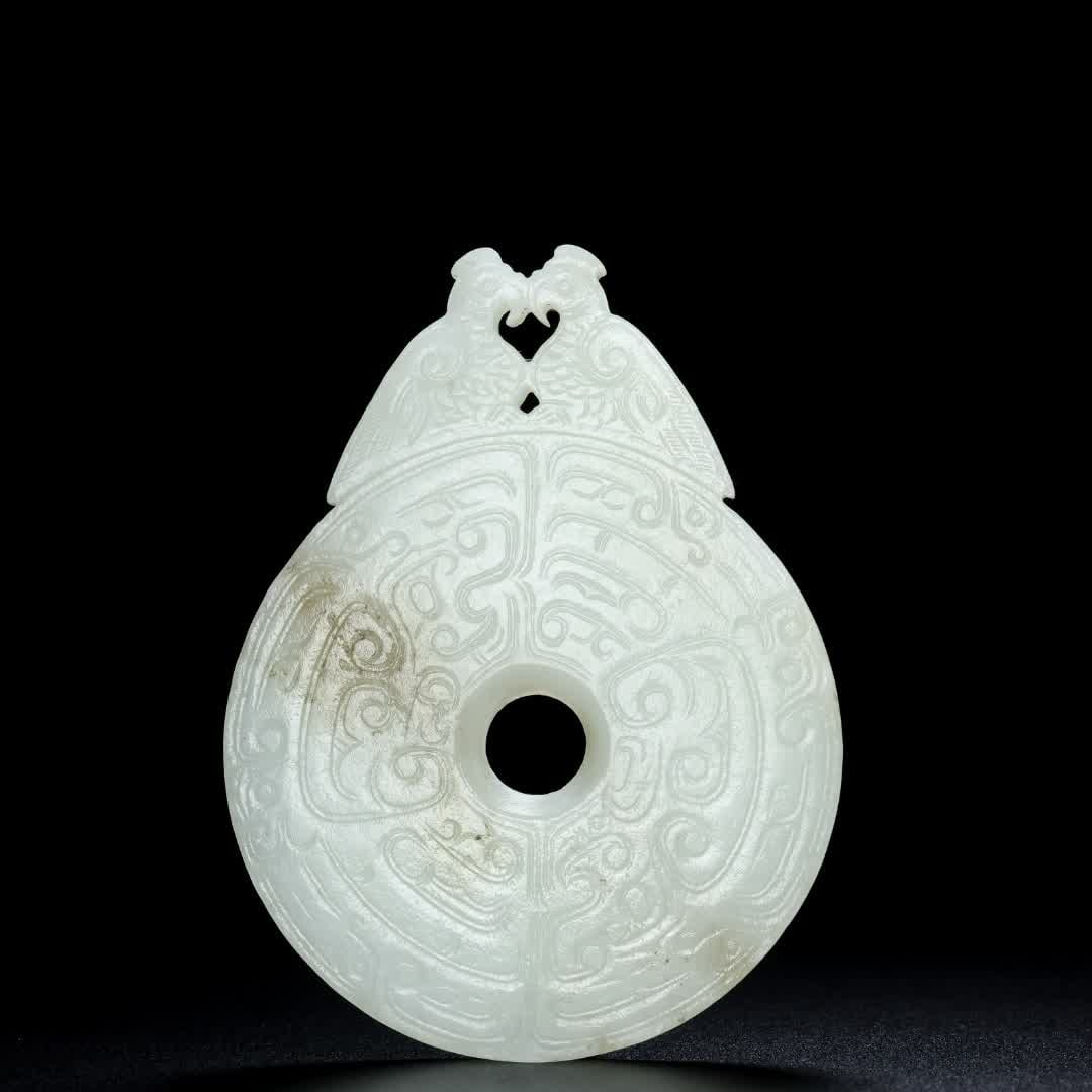 An ancient double bird jade jade: The ancient double bird jade SIZE: W:82.8g L:10.1cm W:7.7cm T:0.4cm (The Dimensions Of All Batches Are Manually Measured.If You Need More Detailed Information, Please Contact Our Customer Service Befo