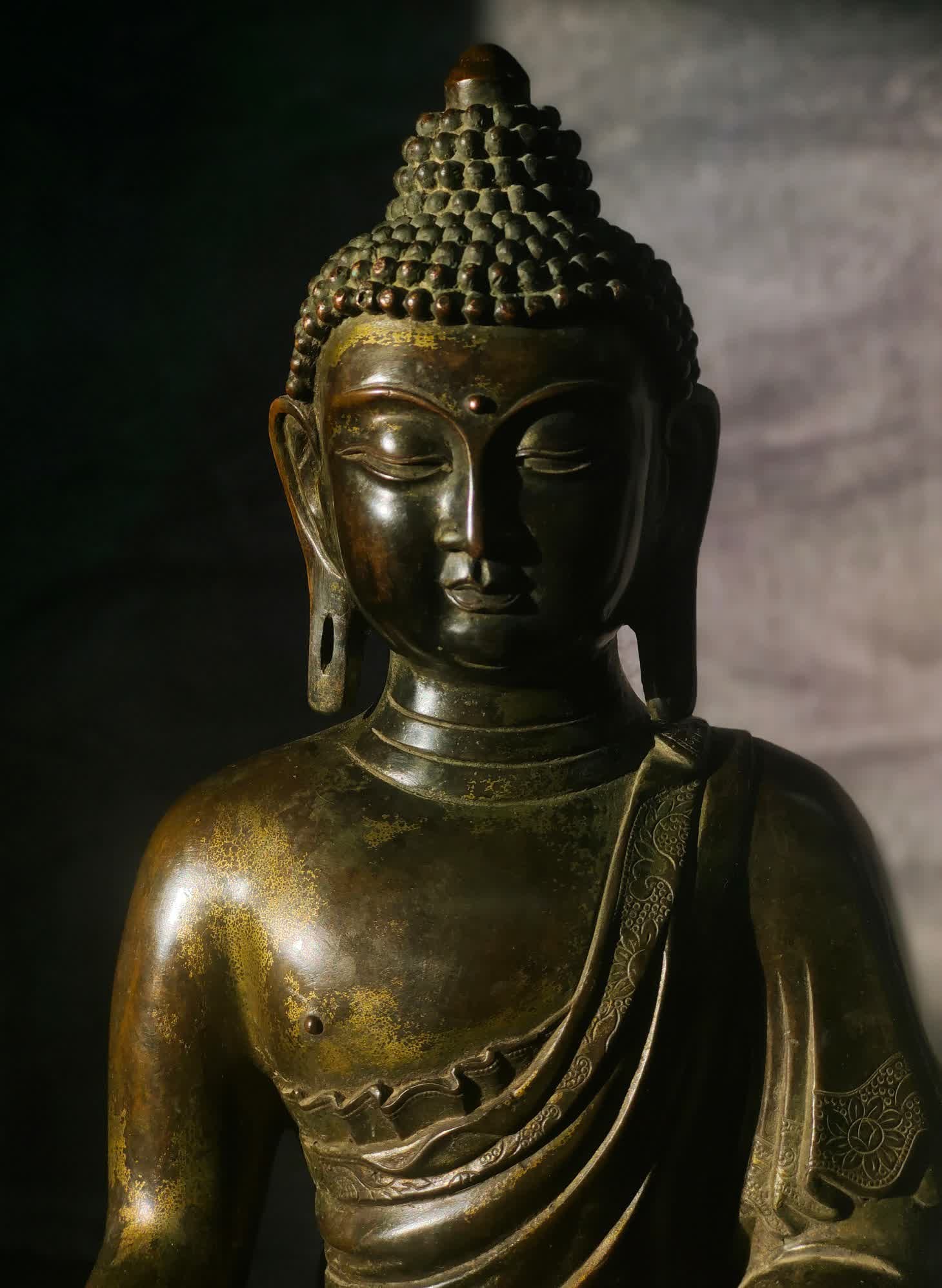 A seated statue of Shakyamuni in the bronze Ming Dynasty: Ming Dynasty bronze Shakyamuni seated statue This seated statue is exquisitely shaped and exquisitely crafted. The black leather has a unique texture that adds to the weight of history. It shows the