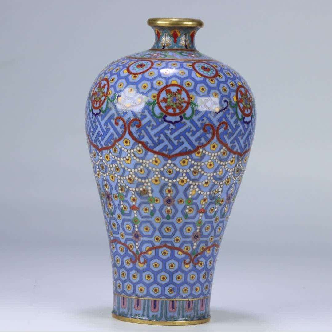A cloisonné leather ball flower back pattern lotus petal pattern plum bottle made in the Qianlong (1 of 11)