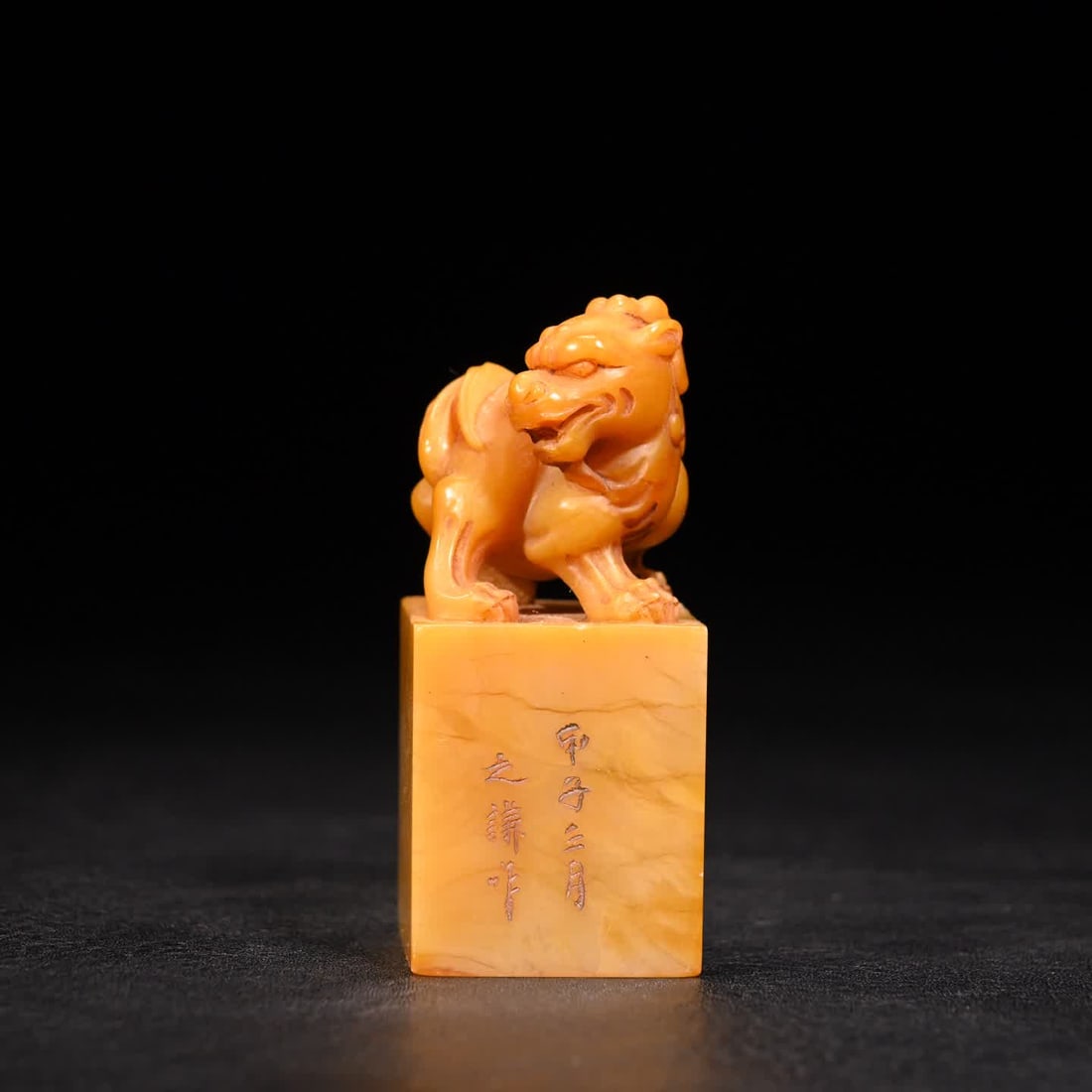 A Shoushan stone lion button seal: Shoushan stone lion button seal SIZE: H:7.9cm W:3.4cm W:168g (The Dimensions Of All Batches Are Manually Measured.If You Need More Detailed Information, Please Contact Our Customer Service