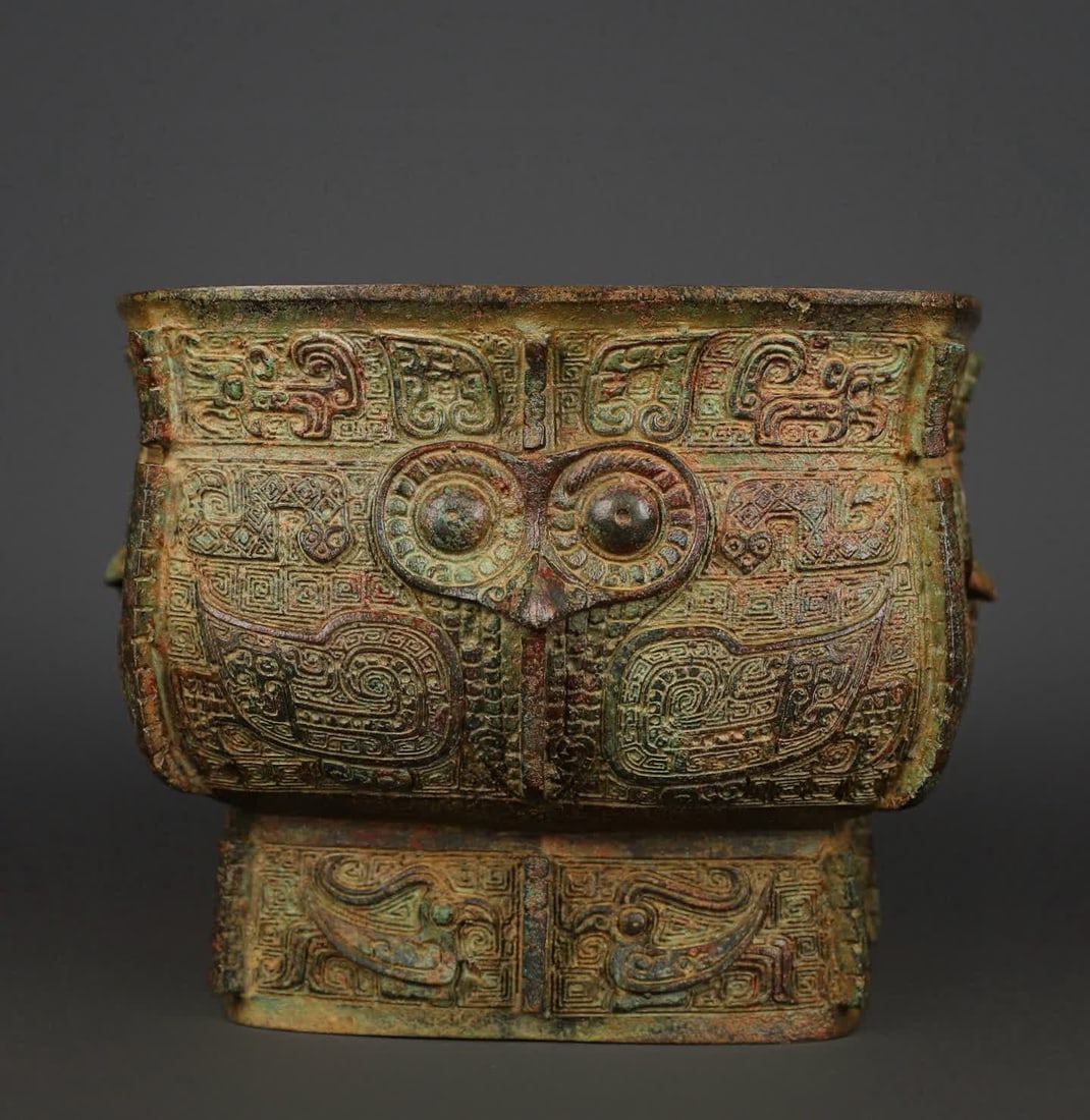A Western Zhou bronze eagle-faced square vessel: Western Zhou bronze eagle-faced square vessel SIZE: W:2500g L:17cm H:14cm (The Dimensions Of All Batches Are Manually Measured.If You Need More Detailed Information, Please Contact Our Customer