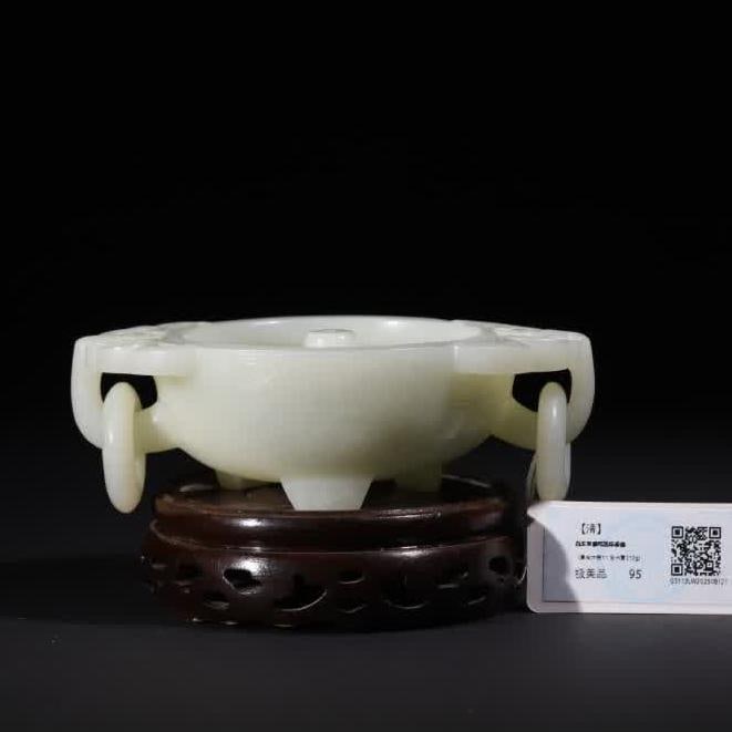 A Qing Dynasty white jade live ring incense ornament: Qing Dynasty white jade live ring incense insert ornament white jade, incense insert is in the shape of a jade furnace, both sides of the ear yang carved bat pattern with live rings, the lower