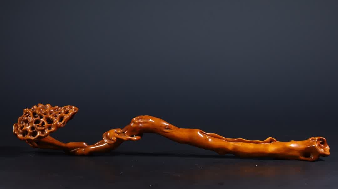 A boxwood root pattern Ganoderma lucidum ruyi ornament: Boxwood root pattern Ganoderma lucidum ruyi ornament SIZE: L:37cm W:6.8cm H:5.7cm W:119g (The Dimensions Of All Batches Are Manually Measured.If You Need More Detailed Information, Please