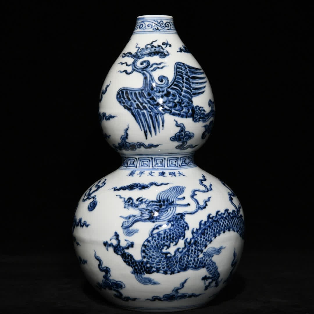A Ming Jianwen blue and white dragon and phoenix pattern gourd bottle: Ming Jianwen blue and white dragon and phoenix pattern gourd bottle SIZE: H:29cm D:17.5cm (The Dimensions Of All Batches Are Manually Measured.If You Need More Detailed Information, Please