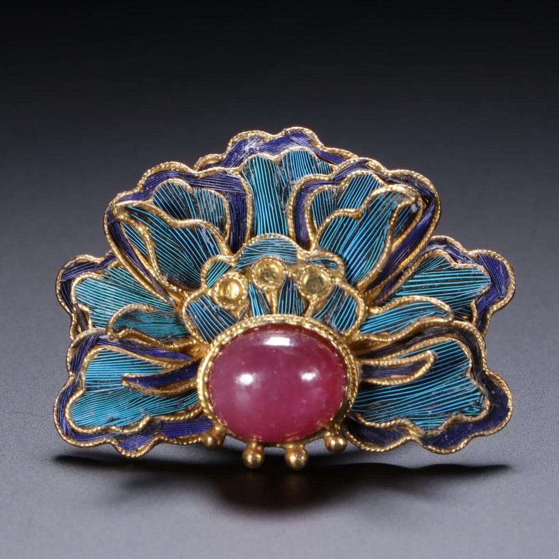 A Qing Dynasty emerald peony ring (1 of 5)