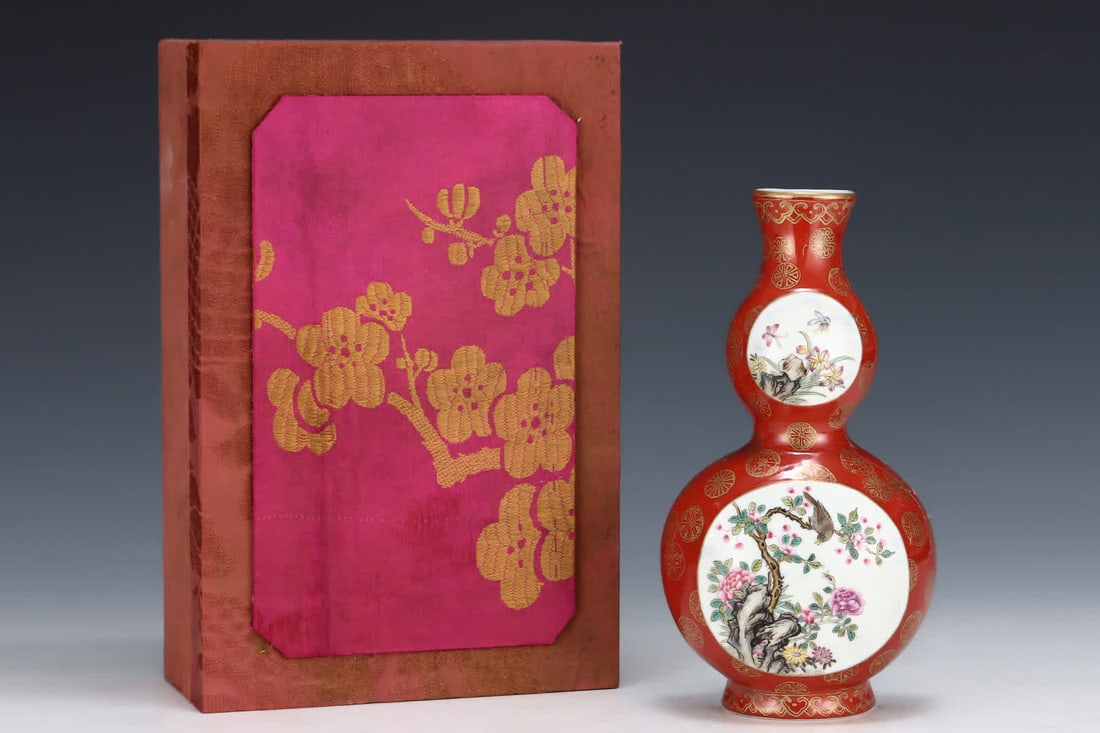 A Qing Dynasty Qianlong pastel flower and bird wall bottle: Qing Dynasty Qianlong pastel flower and bird wall vase SIZE: H: 20.7cm Abdominal diameter 11cm (The Dimensions Of All Batches Are Manually Measured.If You Need More Detailed Information, Please