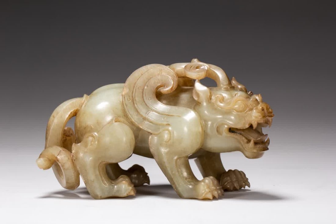 A Qing Dynasty Hetian jade beast: Qing Dynasty Hetian jade beast SIZE: L:10.5cm W:6cm H:6cm W:290g (The Dimensions Of All Batches Are Manually Measured.If You Need More Detailed Information, Please Contact Our Customer Service Before