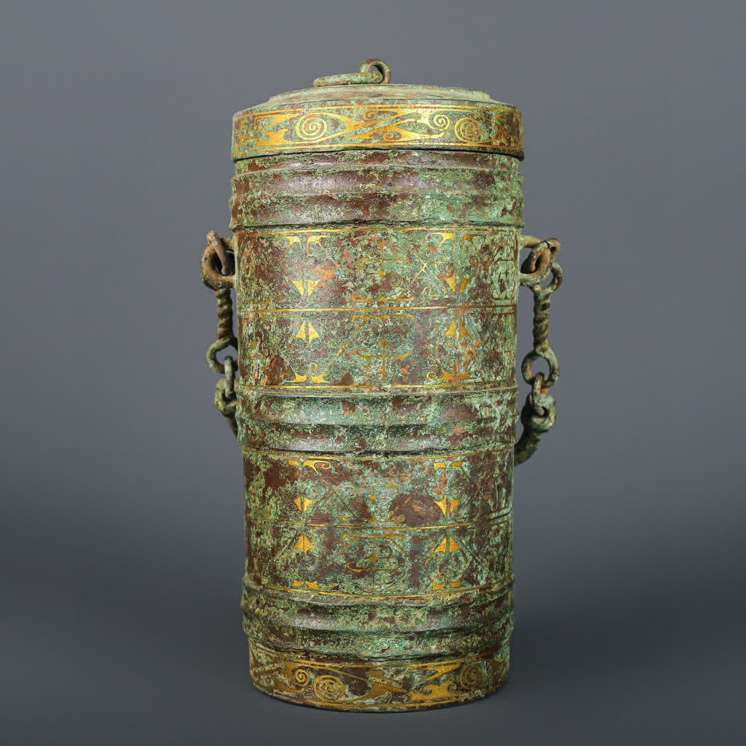 A Han Dynasty bronze Cuojin chain pot: Han Dynasty bronze Cuojin chain pot SIZE: W:2500g H:34cm L:13cm (The Dimensions Of All Batches Are Manually Measured.If You Need More Detailed Information, Please Contact Our Customer Service Before B