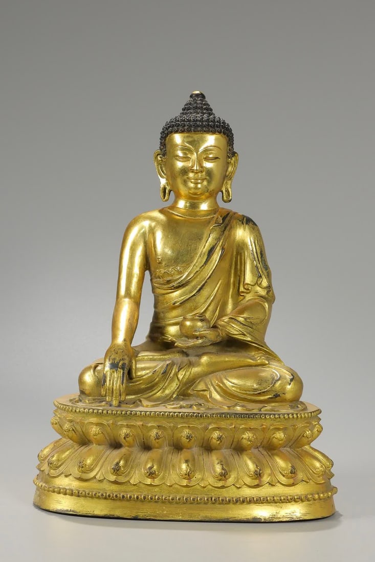 A clear bronze lacquered gold statue of Shakyamuni Buddha: Clear copper lacquered gold statue of Shakyamuni Buddha SIZE: H:25.5cm L:18cm W:11.8cm W:2133g (The Dimensions Of All Batches Are Manually Measured.If You Need More Detailed Information,