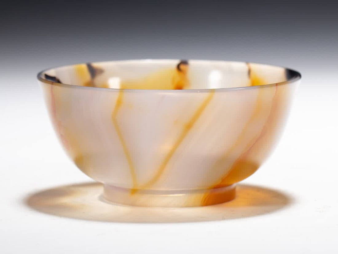 A Qing Dynasty agate bowl (1 of 9)