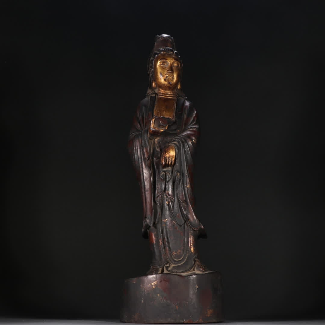 A Ming Dynasty statue of Guanyin Bodhisattva painted with red sandalwood in gold (1 of 9)