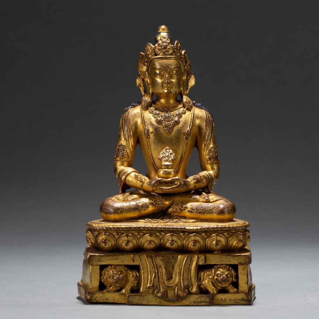 A bronze gilt Buddha statue of the Qing Dynasty: Qing Dynasty copper gilt Buddha statue SIZE: L:12.5cm W:6.5cm H:19cm W:1450g (The Dimensions Of All Batches Are Manually Measured.If You Need More Detailed Information, Please Contact Our Customer Ser