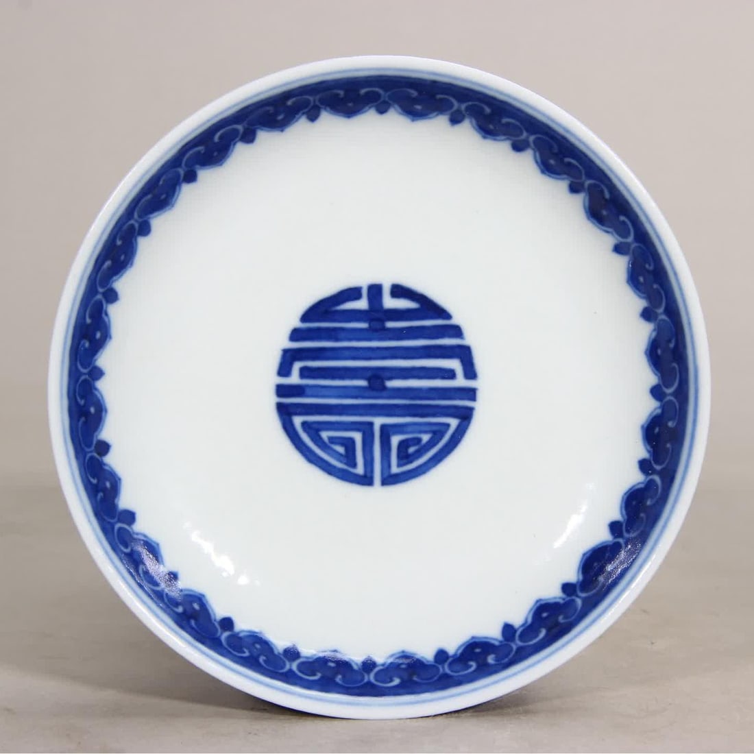 A Qing Dynasty Qianlong blue and white entwined lotus support eight treasures open windows, high: Qing Dynasty Qianlong blue and white entwined lotus support eight treasures open windows, high mountains and high water long small plates SIZE: D:10.8cm (The Dimensions Of All Batches Are