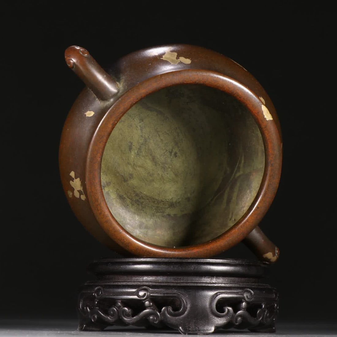 A copper-dotted gold amphora aroma diffuser - 8