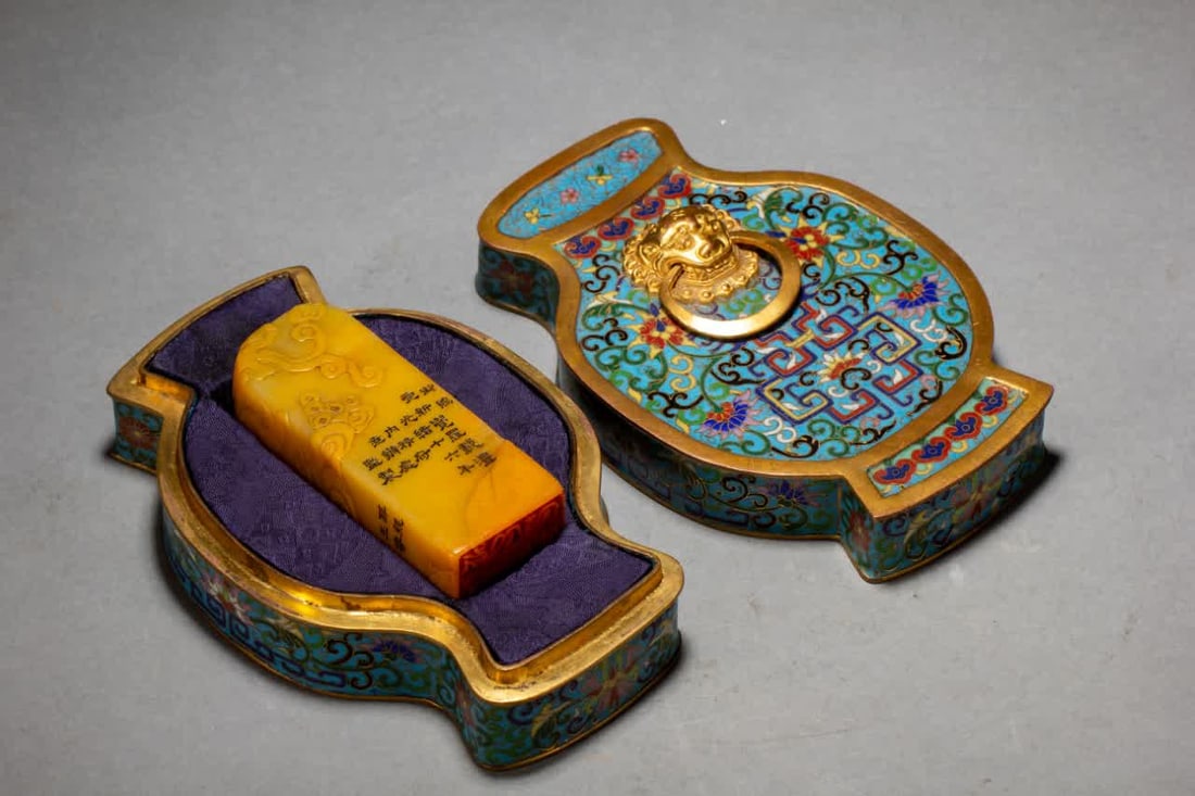 A Qing Dynasty Tian Huang seal: Qing Dynasty Tian Huang Seal SIZE: L:4cm W:4cm H:10cm W:410g (The Dimensions Of All Batches Are Manually Measured.If You Need More Detailed Information, Please Contact Our Customer Service