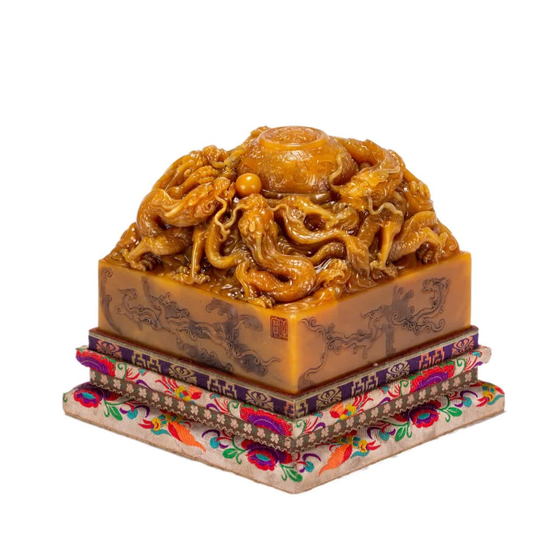 A Qing Dynasty Tian Huang seal: Qing Dynasty Tian Huang Seal SIZE: L:14cm W:14cm H:11cm W:4510g (The Dimensions Of All Batches Are Manually Measured.If You Need More Detailed Information, Please Contact Our Customer Service