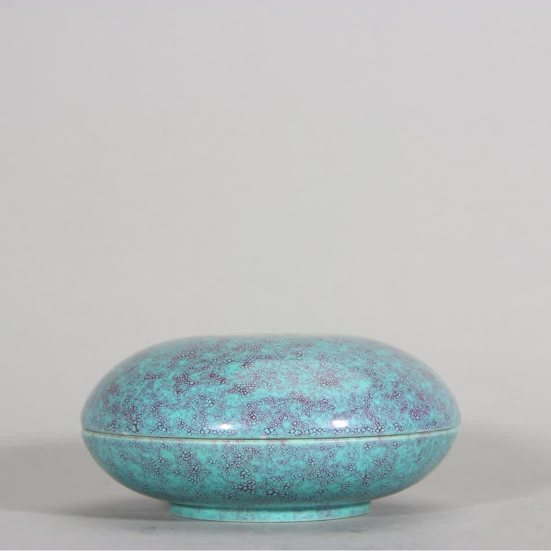 A piece of Lujun glaze powder box in the middle of the Qing Dynasty: In the middle of the Qing Dynasty, the furnace glazed powder box SIZE: H:4cm MouthD:8.5cm (The Dimensions Of All Batches Are Manually Measured.If You Need More Detailed Information, Please