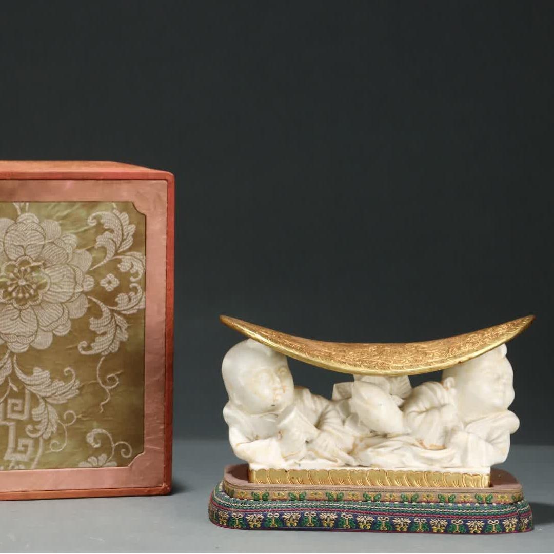 A Song Dynasty kiln carved porcelain pillow with golden phoenix pattern: Song Dynasty kiln carved golden phoenix pattern porcelain pillow SIZE: Porcelain H: 12.3cm Belly diameter 20.5cm (The Dimensions Of All Batches Are Manually Measured.If You Need More Detailed Informat