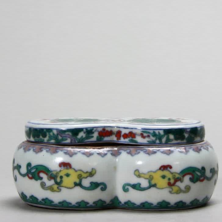 A Qing Dynasty Yongzheng Doucai Kui dragon pattern double printing clay box (1 of 9)