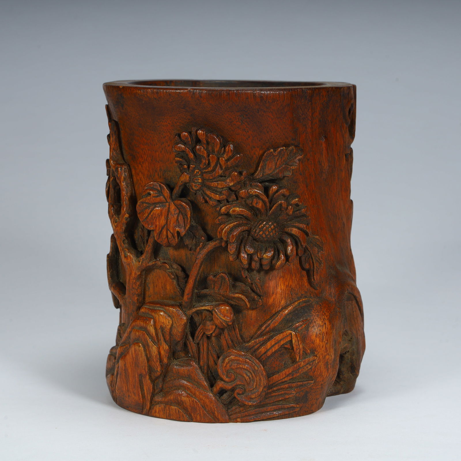 Qing Dynasty bamboo carving "chrysanthemum (flower) pattern" conforming pen holder: Qing Dynasty bamboo carving "chrysanthemum (flower) pattern" conforming pen holder SIZE: Height 14.5cm Length 12.5cm Width 11.5cm Weight 210g (The Dimensions Of All Batches Are Manually Measured.If Yo