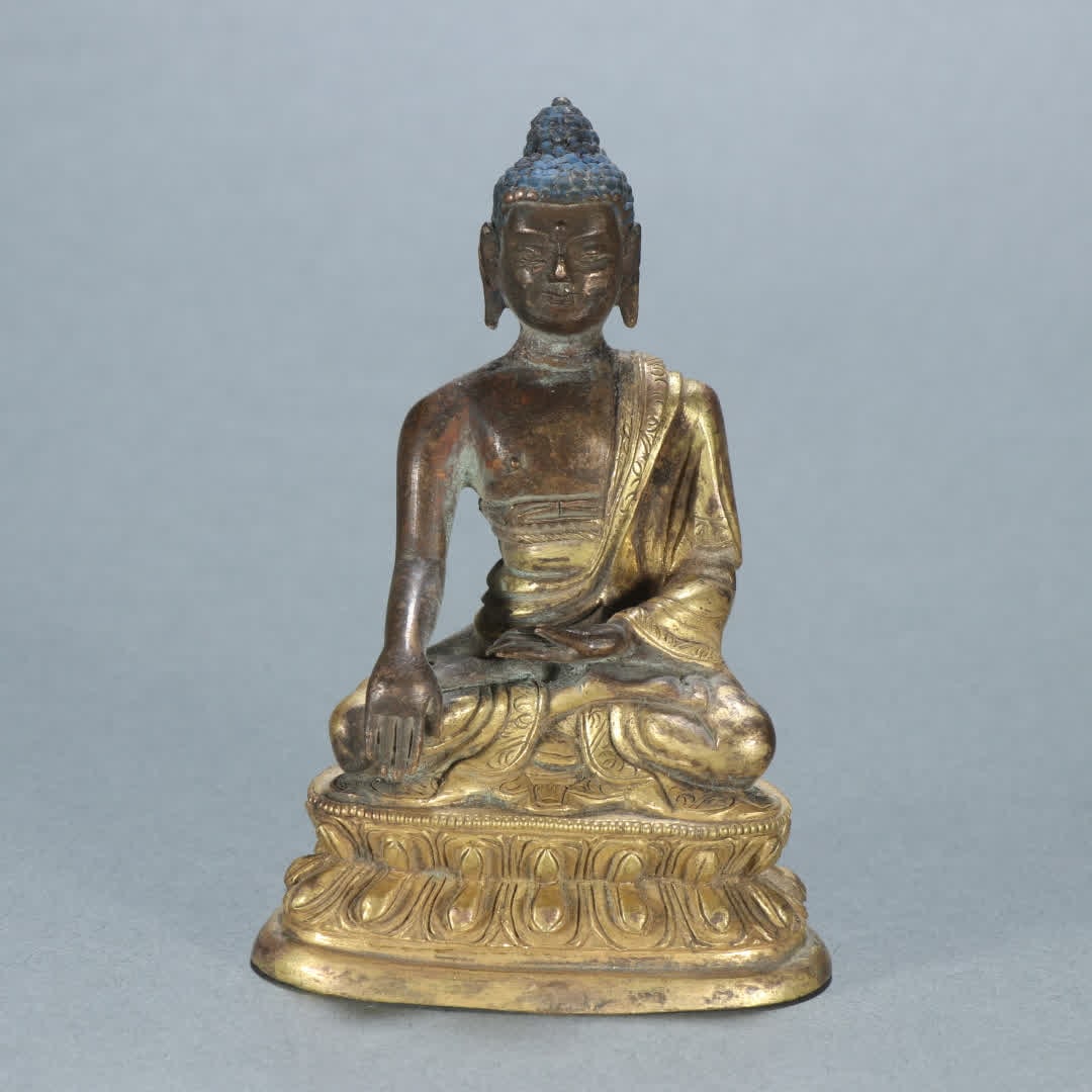 A bronze gilt statue of Shakyamuni in the Qing Dynasty: Qing Dynasty copper gilt Shakyamuni statue SIZE: H:10.7cm W:7cm W:392g (The Dimensions Of All Batches Are Manually Measured.If You Need More Detailed Information, Please Contact Our Customer Service B