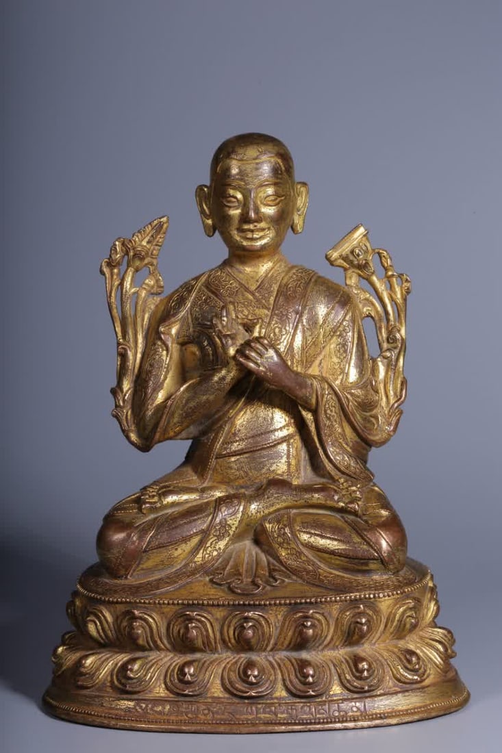 A seated statue of Tsongkhapa in copper gilt from the Qing Dynasty: Qing Dynasty bronze gilt seated statue of Tsongkhapa SIZE: H:15cm L:11.5cm W:10cm W:1096g (The Dimensions Of All Batches Are Manually Measured.If You Need More Detailed Information, Please Contact Our