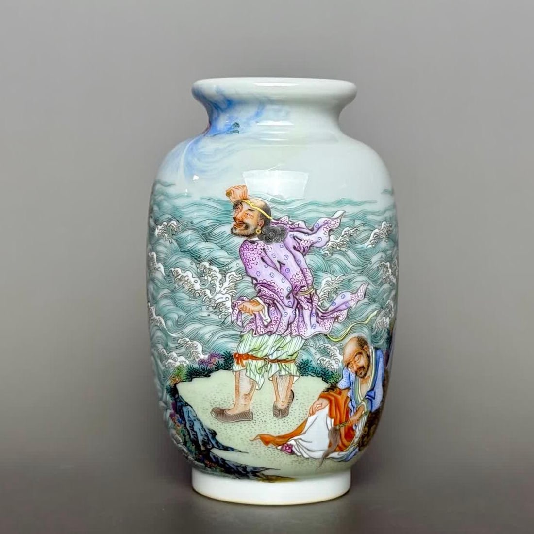 A Qing Dynasty Yongzheng year system dragon and tiger mythical character painted with gold winter: Qing Dynasty Yongzheng year system dragon and tiger mythical characters painted with gold winter melon bottles SIZE: MouthD: 5cm H: 12.5cm Belly diameter 7.8cm Bottom diameter 4.8cm (The Dimensions Of