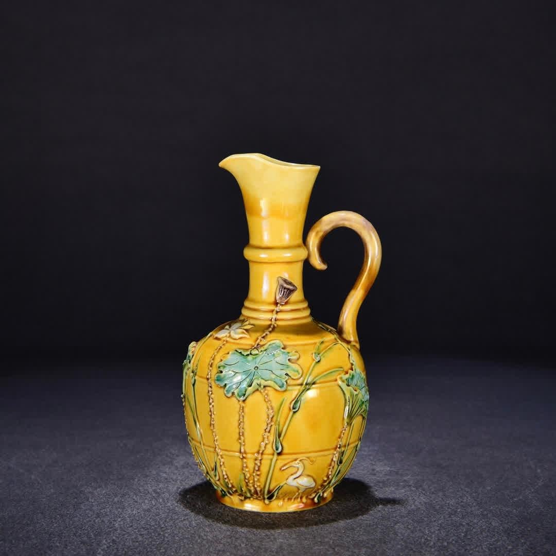 A Qing Qianlong plain three-color carved lotus interesting picture holding a pot: Qing Qianlong Su three-color carved lotus interesting picture holding the pot SIZE: H:20cm W:10cm (The Dimensions Of All Batches Are Manually Measured.If You Need More Detailed Information,