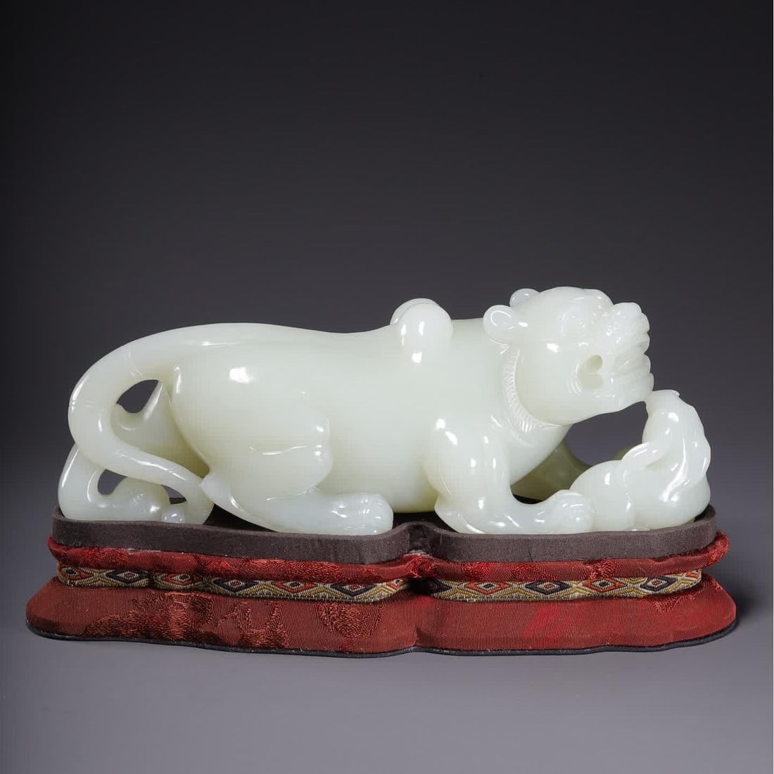 A Qing Dynasty Hetian jade tiger ornament (1 of 10)
