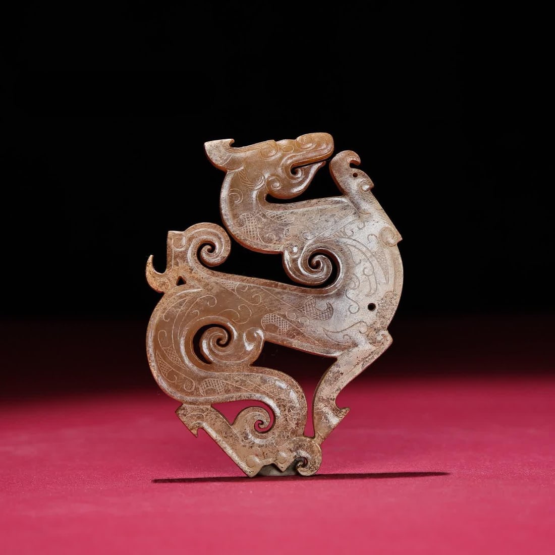 A Han Dynasty jade dragon pendant (1 of 9)