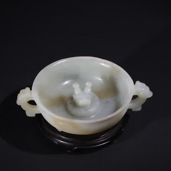 A Qing Dynasty blue and white jade carved dragon three-legged washing stationery: Qing Dynasty blue and white jade carved dragon three-legged wash stationery ware This wash Hetian seed material green and white jade whole material is dug and carved, the color is naturally permeated