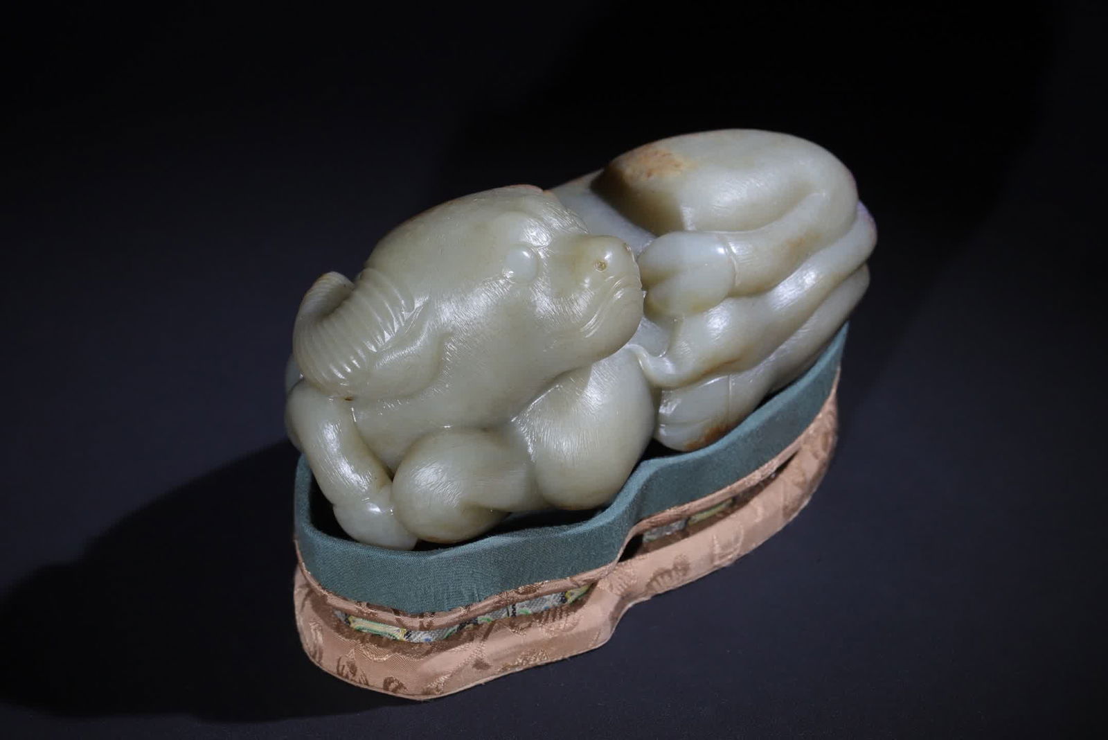 A Qing Dynasty jade carving auspicious cow study vessel (1 of 9)