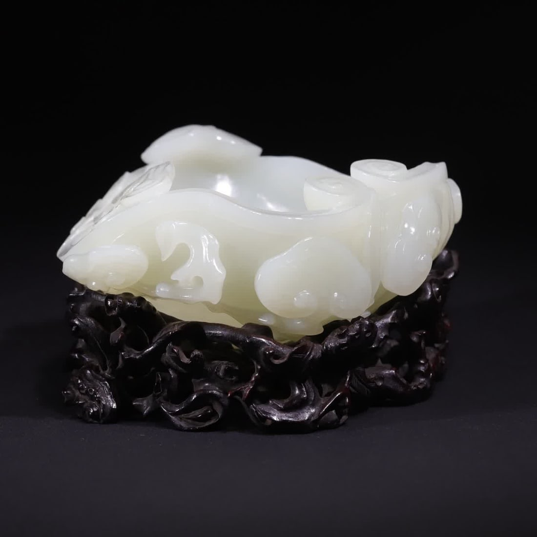 A piece of Qing Dynasty Ganoderma lucidum jade wash for elegant play (1 of 12)