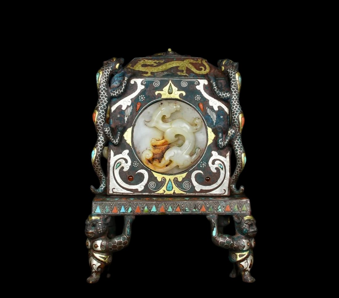 A Warring States bronze Cuo Jinco silver bear foot treasure box: Warring States Bronze Cuo Jin Cuo Silver Bear Foot Treasure Box SIZE: H:22cm W:15cm W:3.6kg (The Dimensions Of All Batches Are Manually Measured.If You Need More Detailed Information, Please