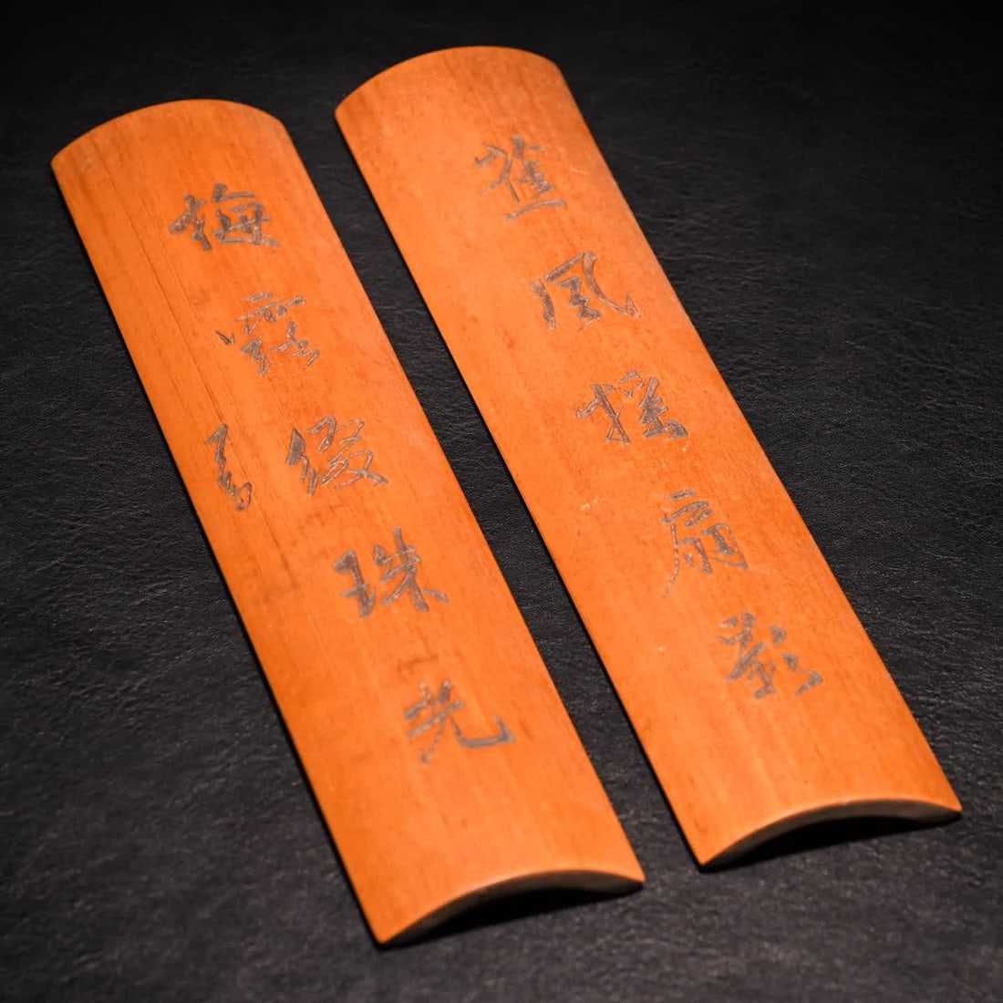 A pair of Qing Dynasty bamboo town rulers: A pair of bamboo town rulers in the Qing Dynasty SIZE: W: 7.6cm L: 34.3cm Total W: 343g (The Dimensions Of All Batches Are Manually Measured.If You Need More Detailed Information, Please Contact