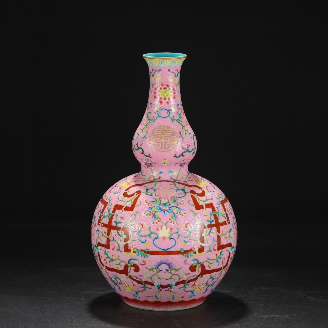 A large gourd bottle made in the Qianlong period of the Qing Dynasty with pastel rouge powder ground: Qing Dynasty Qianlong year pastel rouge powder ground entwined flower pattern large gourd bottle Size:H:39.5cmCalibre7cmBellydiameter23.5cm (The Dimensions Of All Batches Are Manually Measured.If You