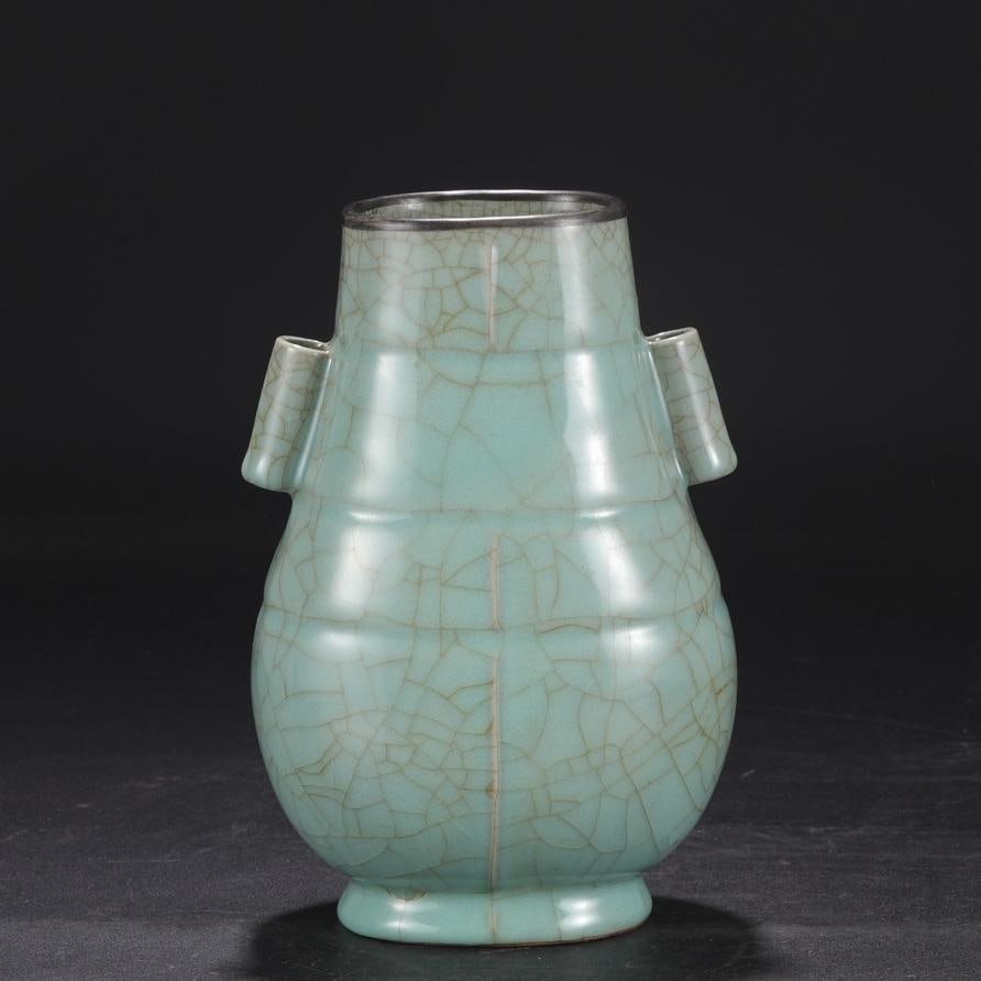 A large ear vase used by the Song Dynasty official kiln for the blue glaze silver mouth court (1 of 8)
