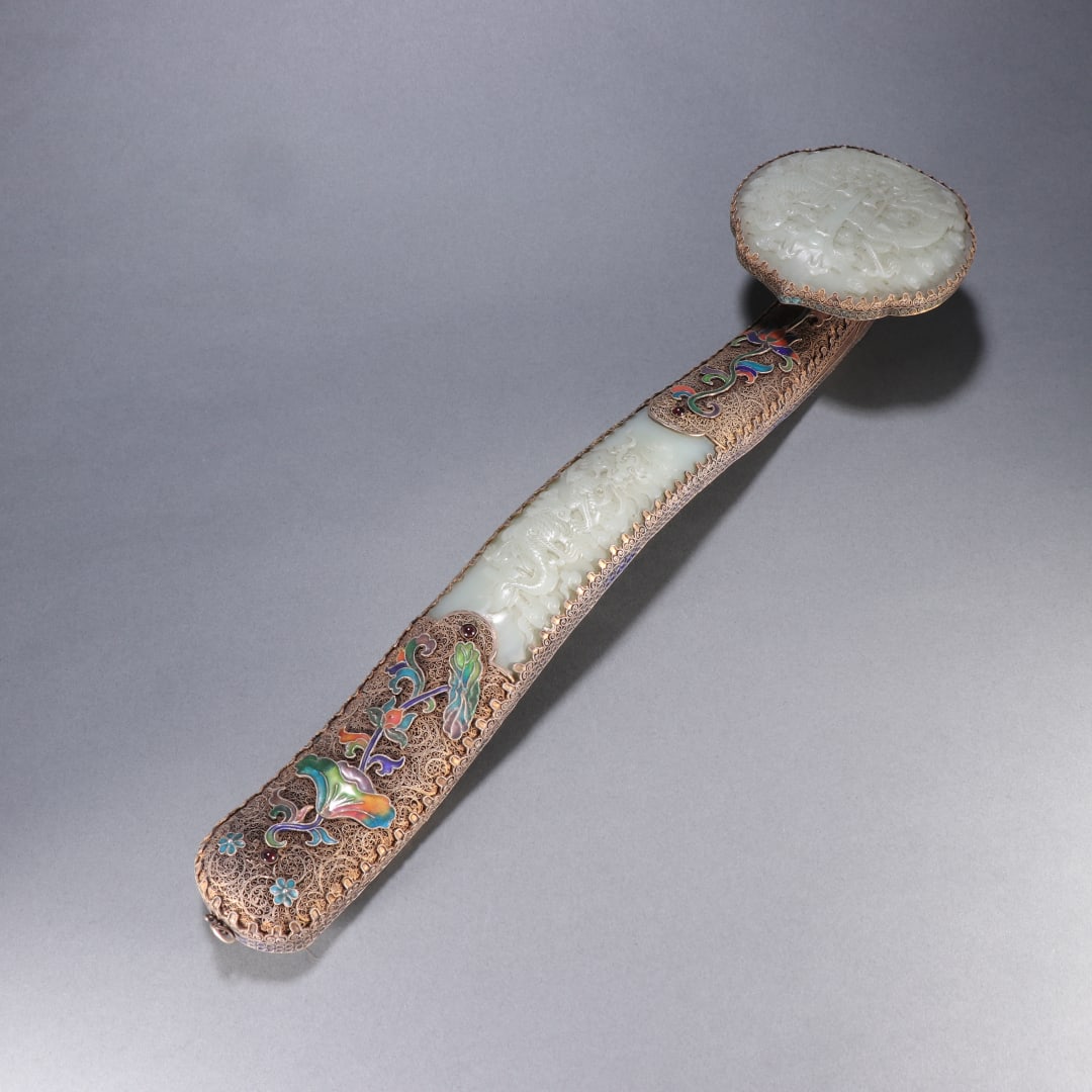 A Qing Dynasty Hetian jade silver gilt silk dragon pattern ruyi handle (1 of 9)