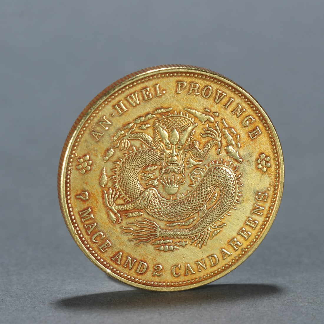 A fine silver-gilt dragon pattern coin: Exquisite silver-gilt dragon pattern coins Size:D:3.9cmW:0.0376kg (The Dimensions Of All Batches Are Manually Measured.If You Need More Detailed Information, Please Contact Our