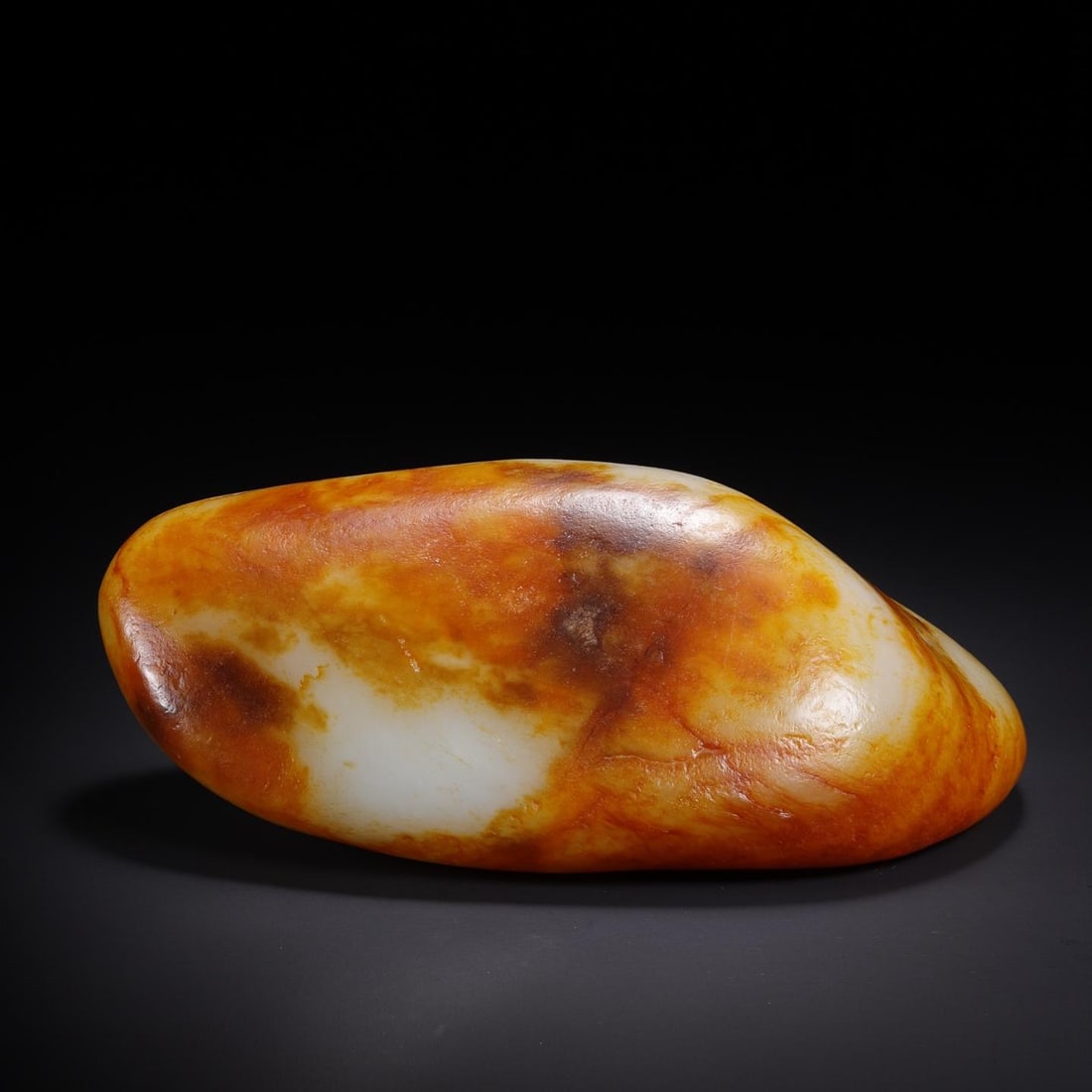 A piece of exquisite Hetian jade rough: Exquisite Hetian jade rough Size:17.5x8.2x6.5cmW:1.2312kg (The Dimensions Of All Batches Are Manually Measured.If You Need More Detailed Information, Please Contact Our Customer