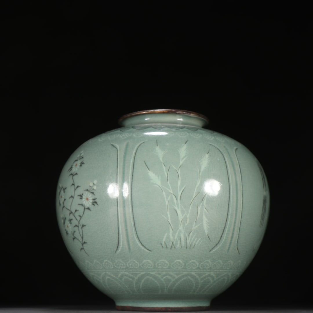 A beautiful Korean celadon gold-plated flower jar: Exquisite Korean celadon gold-clad flower jar Size:H:17.7cmW:19.3cm (The Dimensions Of All Batches Are Manually Measured.If You Need More Detailed Information, Please Contact Our