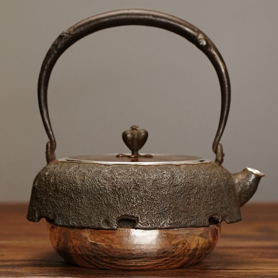 A fine Japanese silver pot: Exquisite Japanese silver pot Size:Pot16×18cmCapacity700mlW:1.036kg (The Dimensions Of All Batches Are Manually Measured.If You Need More Detailed Information, Please Contact Our Customer Service Bef