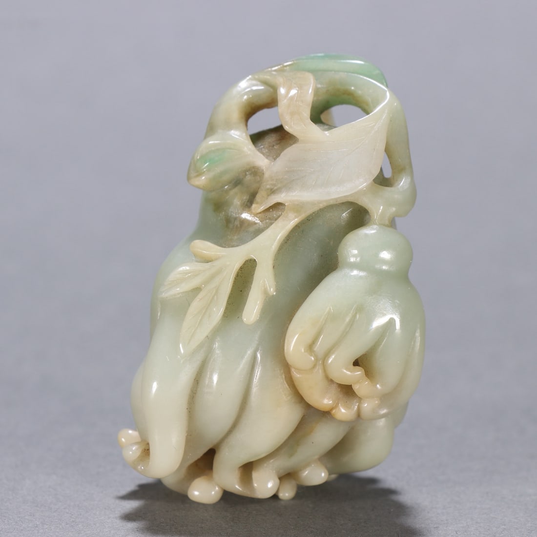 A jade Buddha's hand carving from the Qing Dynasty: Jade Buddha hand carvings of the Qing Dynasty Size:H:6cmW:4cmW:0.102kg (The Dimensions Of All Batches Are Manually Measured.If You Need More Detailed Information, Please Contact Our