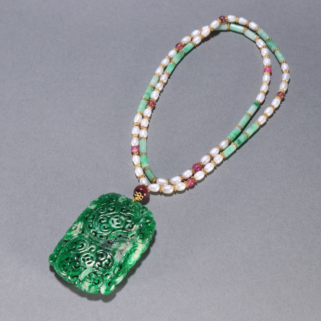 A beautiful jade entwined phoenix pattern card: Exquisite jade entwined phoenix pattern card Size:H:5.6cmW:3.9cmW:0.0777kg (The Dimensions Of All Batches Are Manually Measured.If You Need More Detailed Information, Please Contact