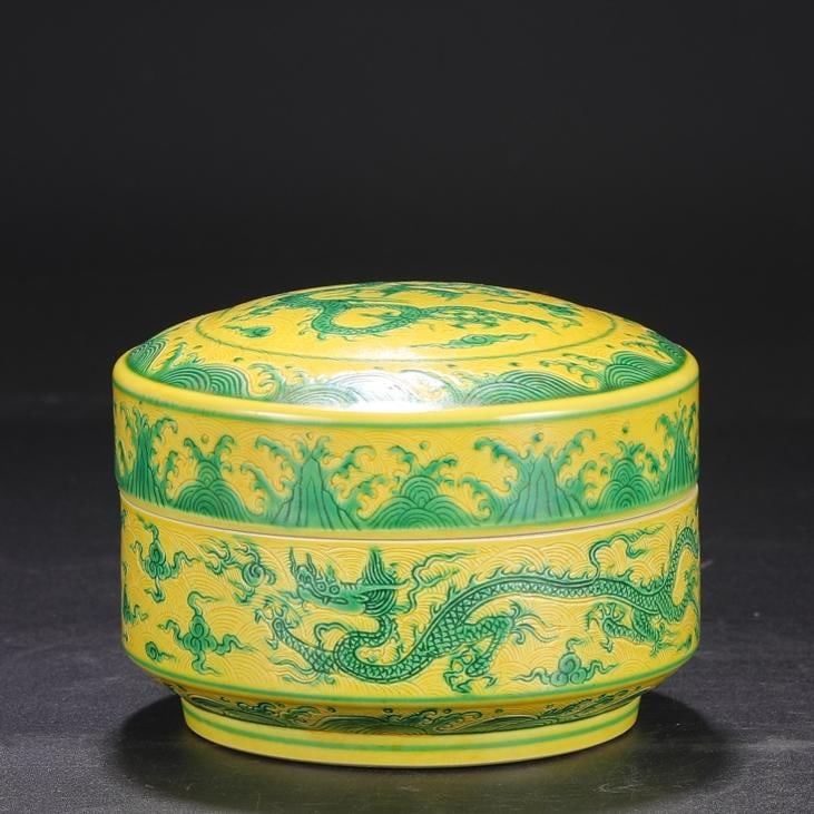 A yellow green color carved seawater cloud dragon pattern cover box made in the Chenghua year of the: Ming Dynasty Chenghua year yellow ground green color carved seawater cloud dragon pattern cover box Size:H:10cmCalibre12.5cm (The Dimensions Of All Batches Are Manually Measured.If You Need More Detai